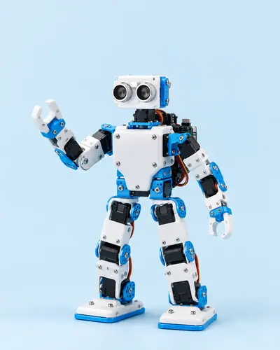 Robot humanoide articulado blanco y celeste